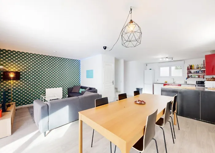 Large With Terrace In Appartamento